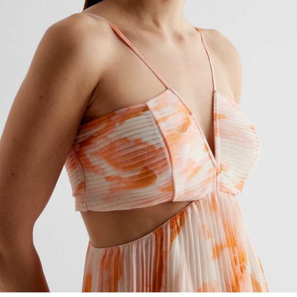 Express pleated cutout midi dress - Picture 3 of 3